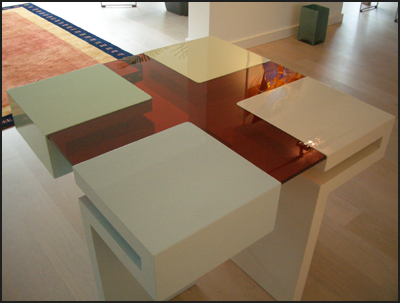 Tisch in Hochglanz aus vier Elementen